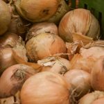 Por qué las cebollas para ensalada deben cortarse longitudinalmente en lugar de transversalmente: geometría que marca la diferencia en el sabor por-que-las-cebollas-para-ensalada-deben-cortarse-longitudinalmente-en.jpg